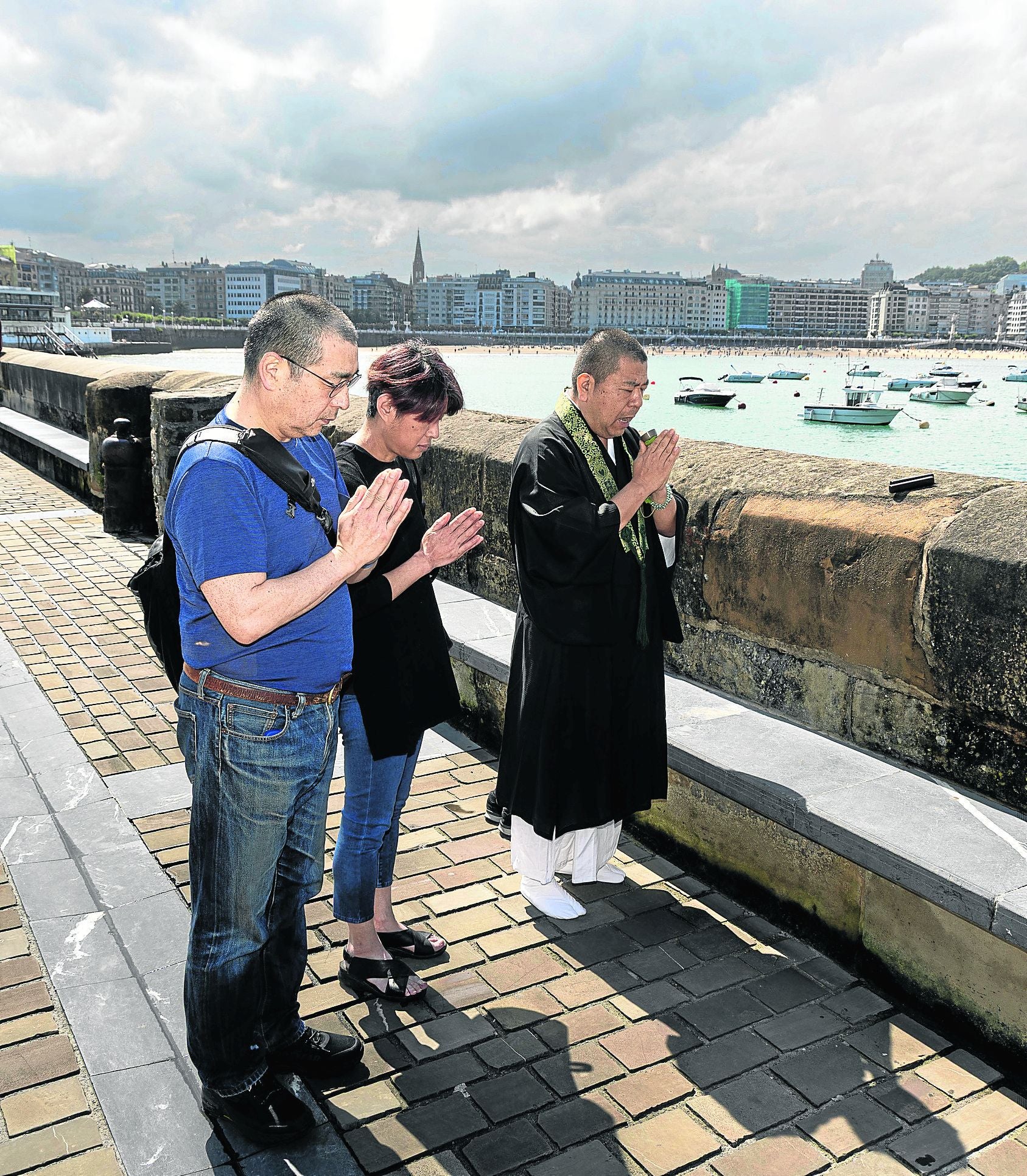 El alma de Tsunehiko Yoshida, un japonés muy donostiarra que no pudo cumplir el sueño de vivir en Donostia, permanece para siempre en la ciudad. Un monje budista venido desde Japón celebró ayer un rito en honor de este hombre, ya fallecido, y que es padre de Akari Karube, hostelera que gestiona el restaurante Akari, junto a su marido Hitoshi en Amara Zaharra.