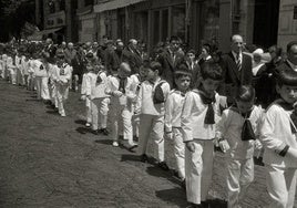 Niños de Primera Comunión en la procesión del Corpus de 1960.
