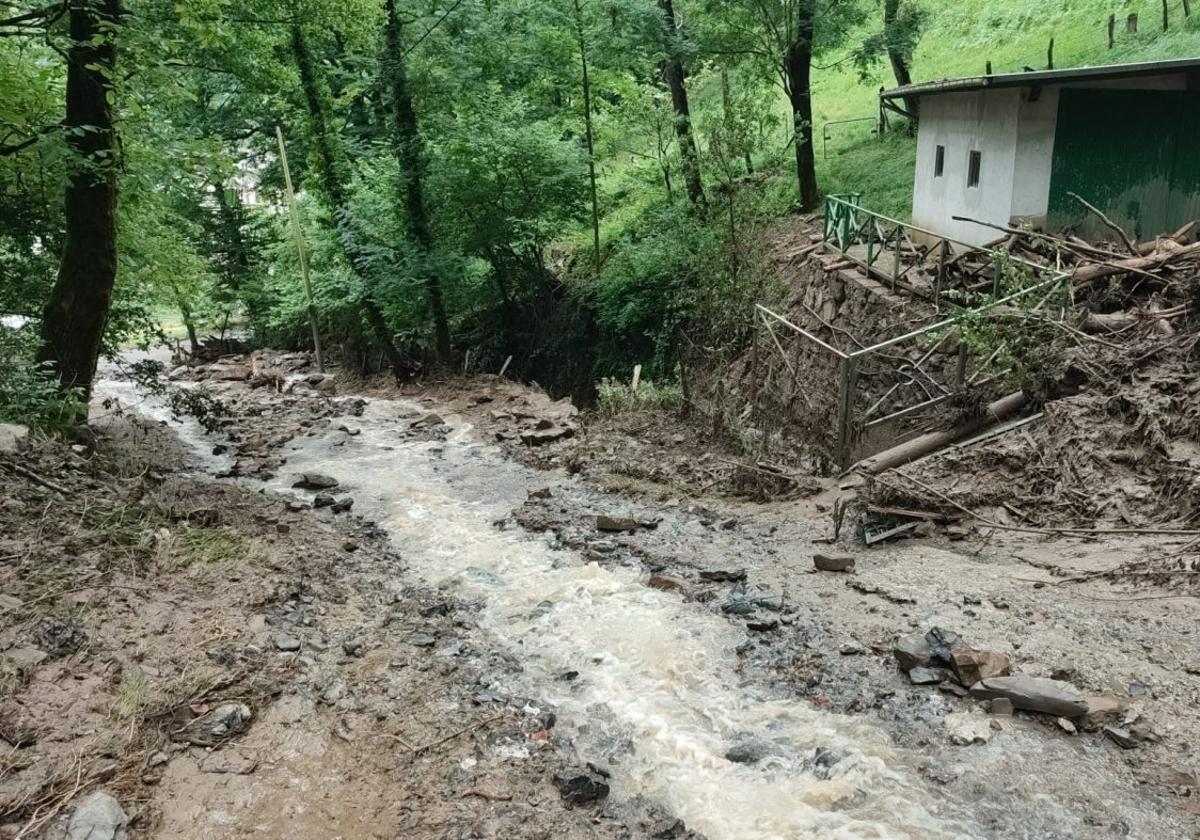 Las fuertes riadas han anegado los accesos a la finca donde Etxeberria trabaja como apicultor.
