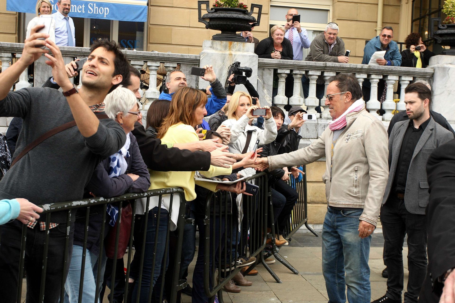 Bruce Springsteen, a su salida del hotel María Cristina en 2016.