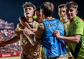 Los jugadores del Sanse celebran el 1-3 de Carrera en el Nou Estadi de Tarragona