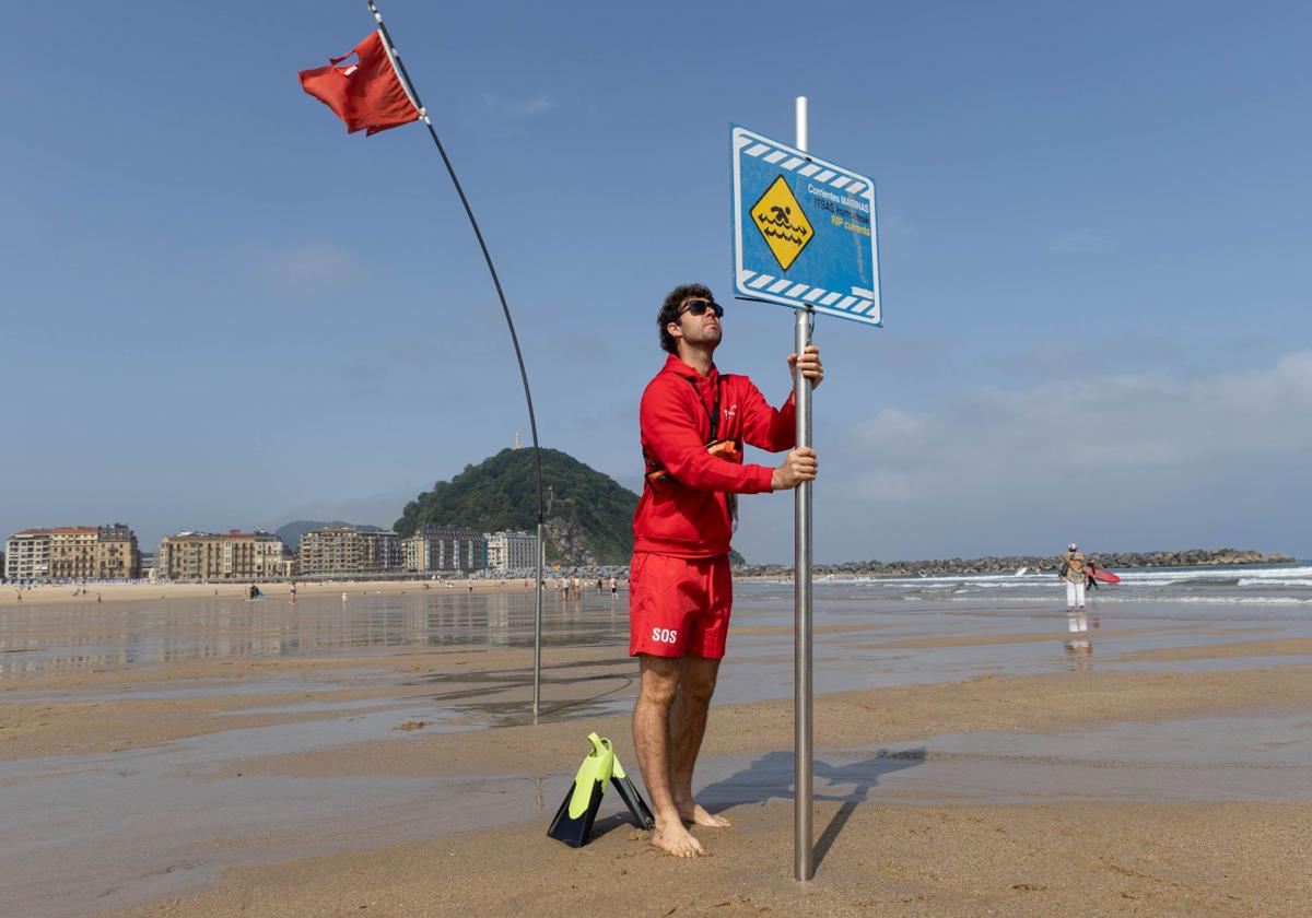 Un socorrista la semana pasada en la playa de Zurriola.