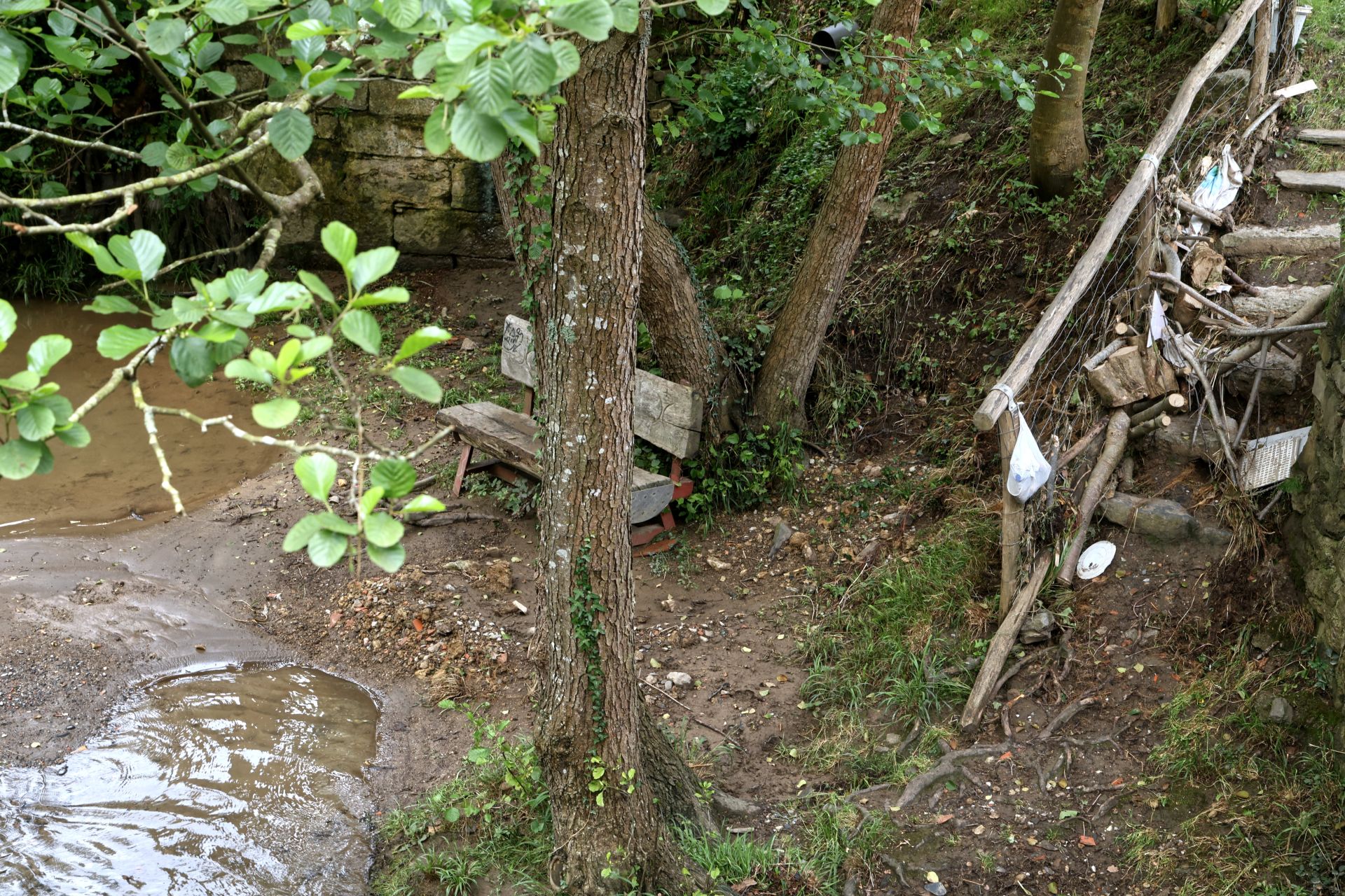 Agua, barro y boquetes: las imágenes del caserío de Iñaki Oria arrasado por la tormenta