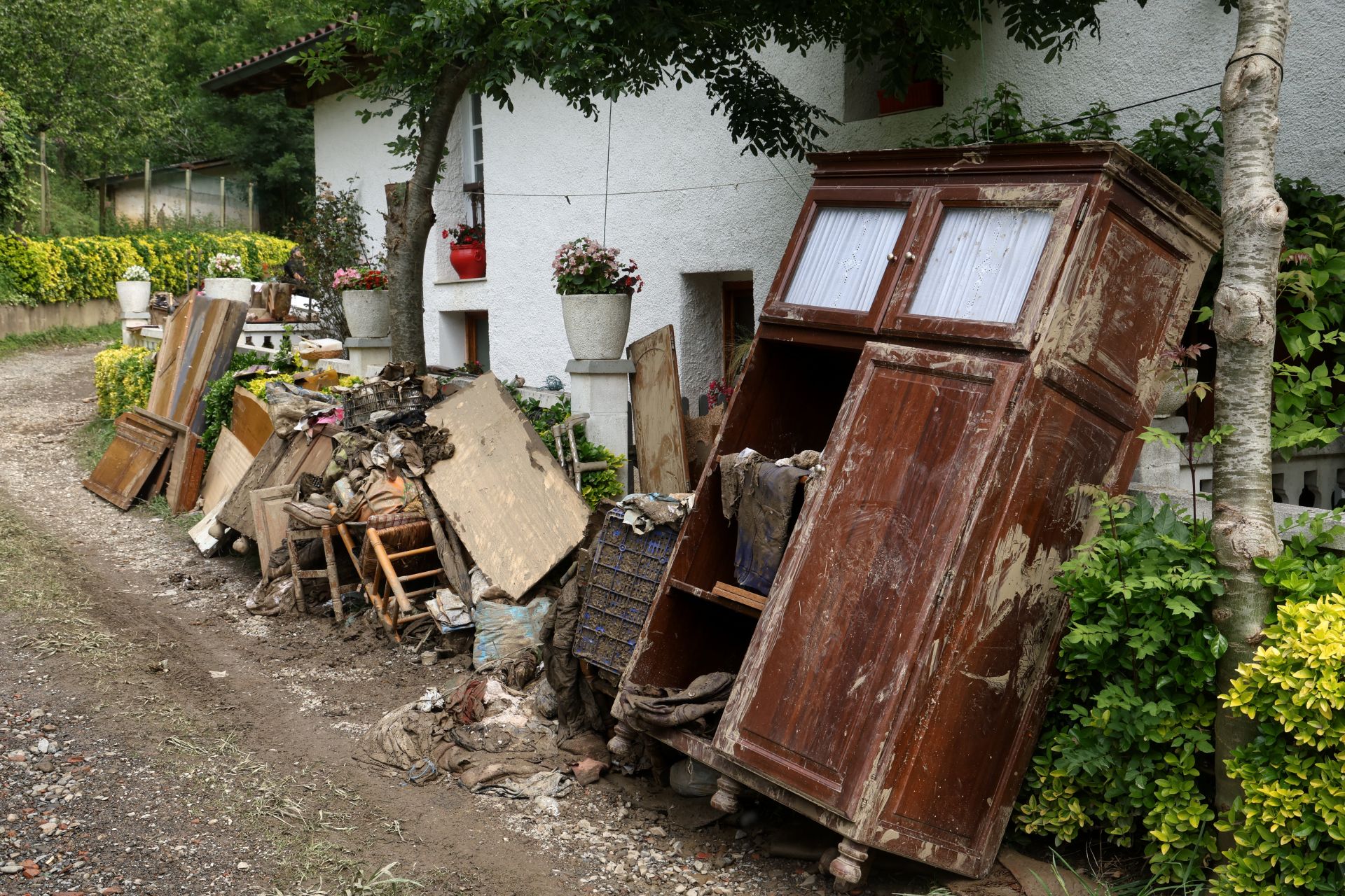 Agua, barro y boquetes: las imágenes del caserío de Iñaki Oria arrasado por la tormenta