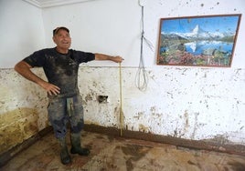 Iñaki Oria recorre los destrozos provocados por el agua y el barro en su caserío del Zaldibia tras la tormenta del pasado viernes.