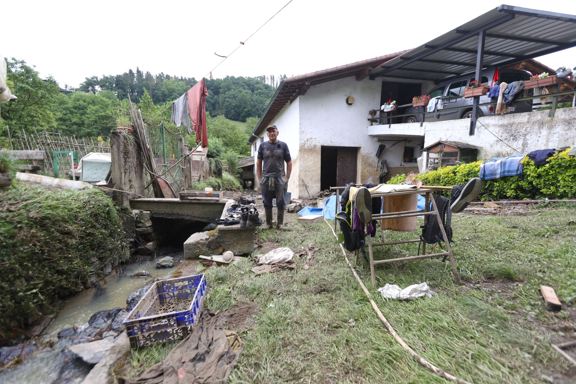 Agua, barro y boquetes: las imágenes del caserío de Iñaki Oria arrasado por la tormenta