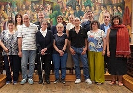 Los miembros de la delegación de baserritarras, la homenajeada y los representates municipales.