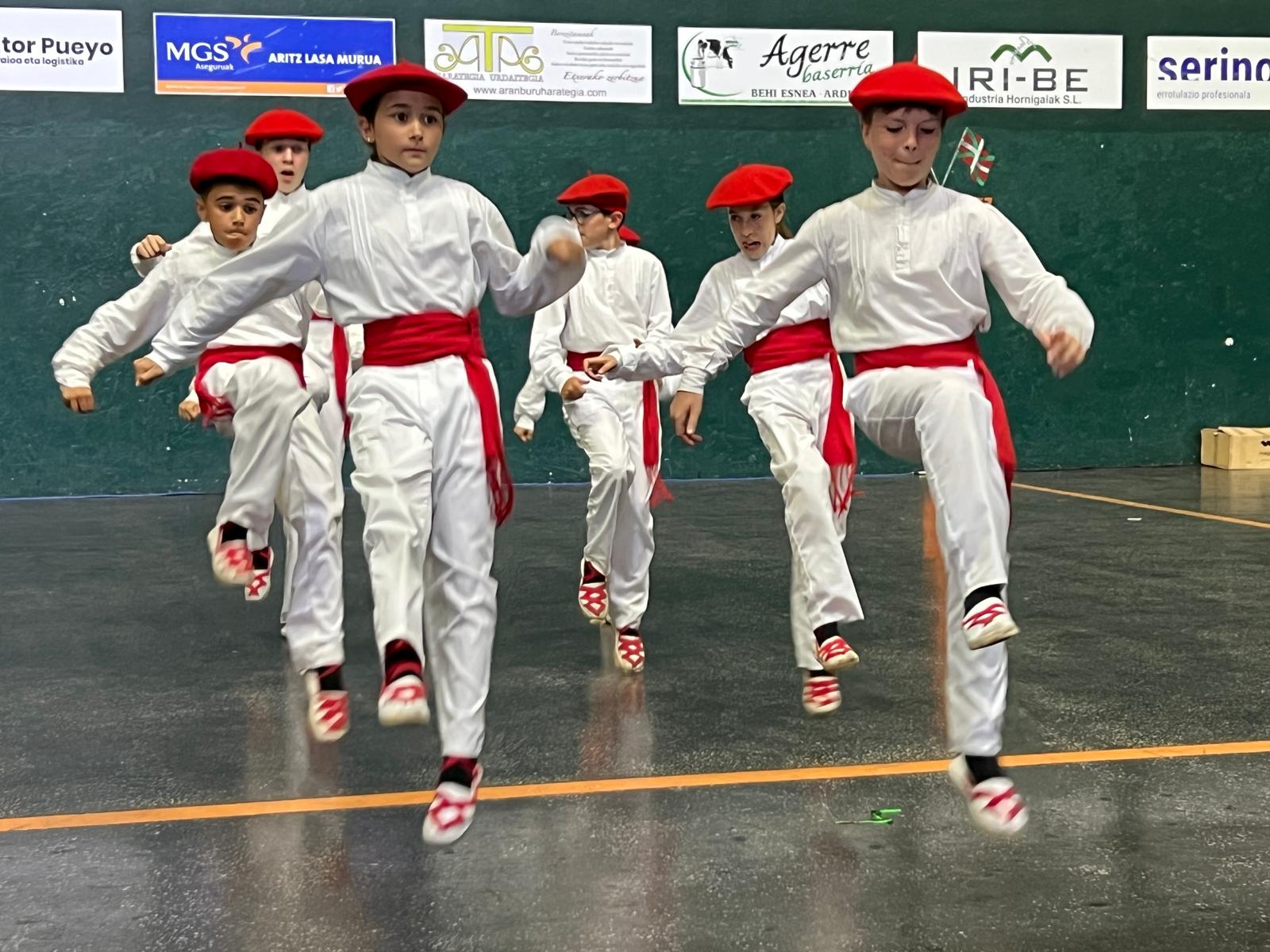 Dantzari txikien ikuskizun ederra