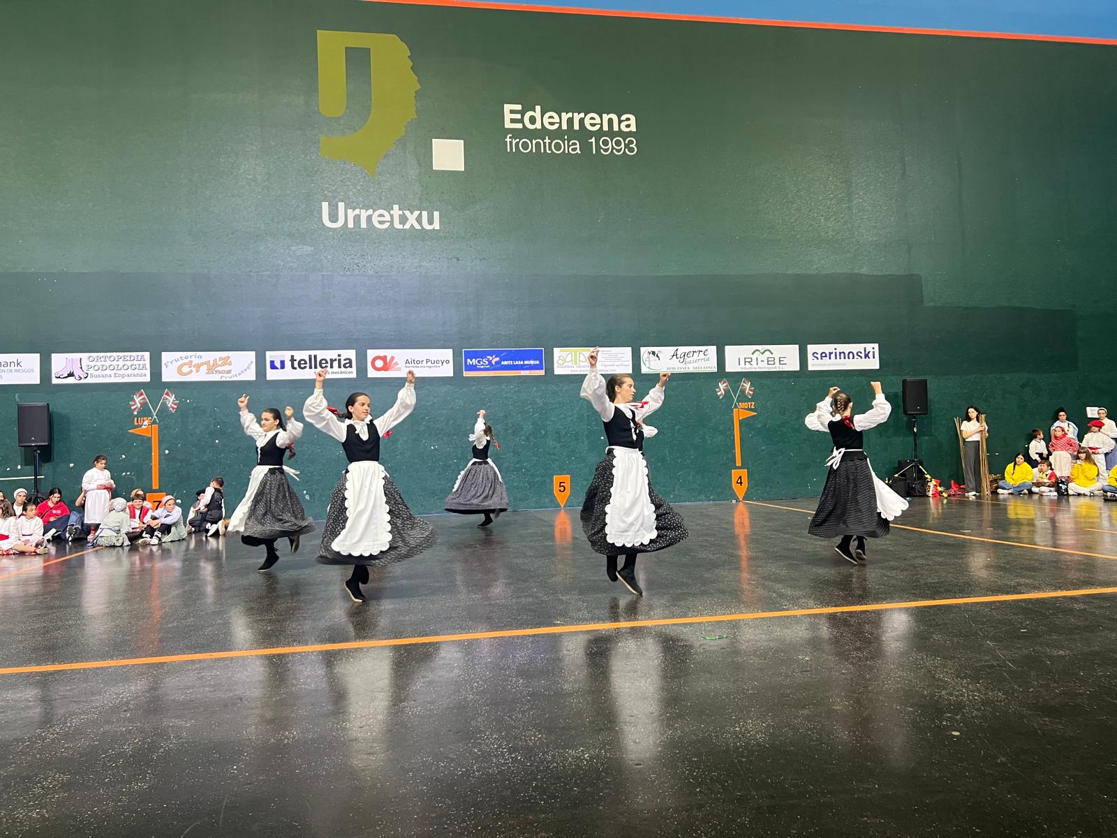 Dantzari txikien ikuskizun ederra