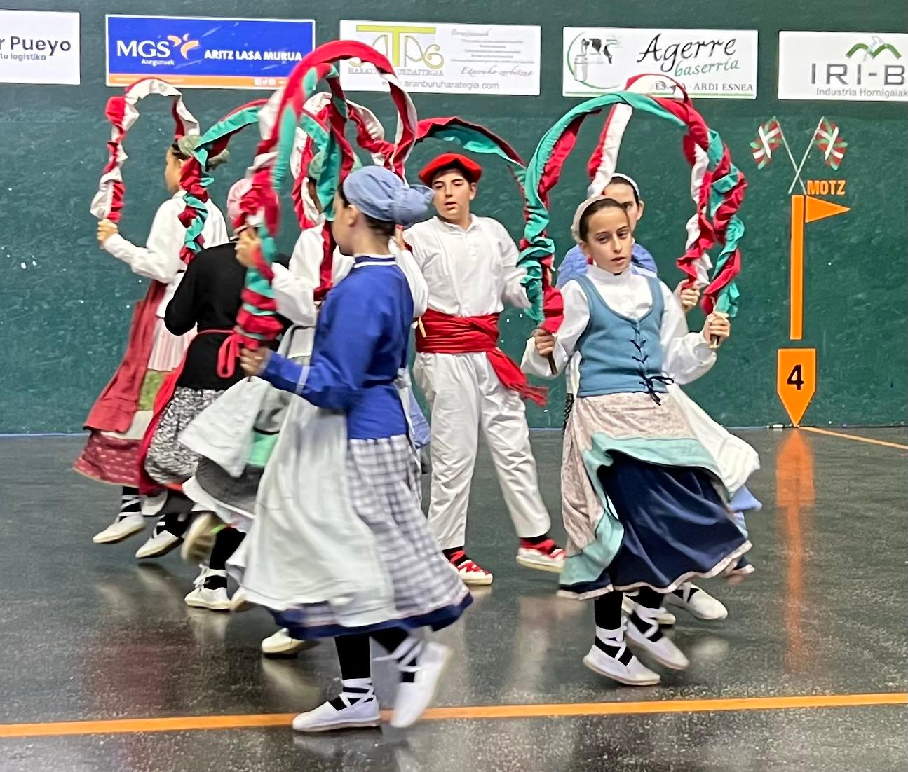 Dantzari txikien ikuskizun ederra