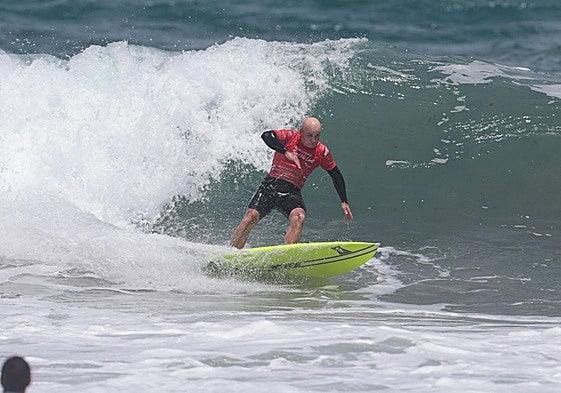 Aitor Francesena se dispone a coger la pared de la ola en la playa de Las Canteras.