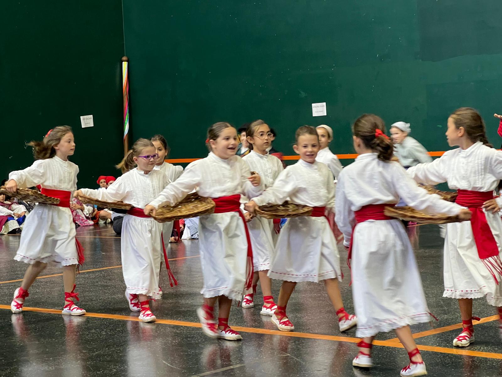 Dantzari txikien ikuskizun ederra