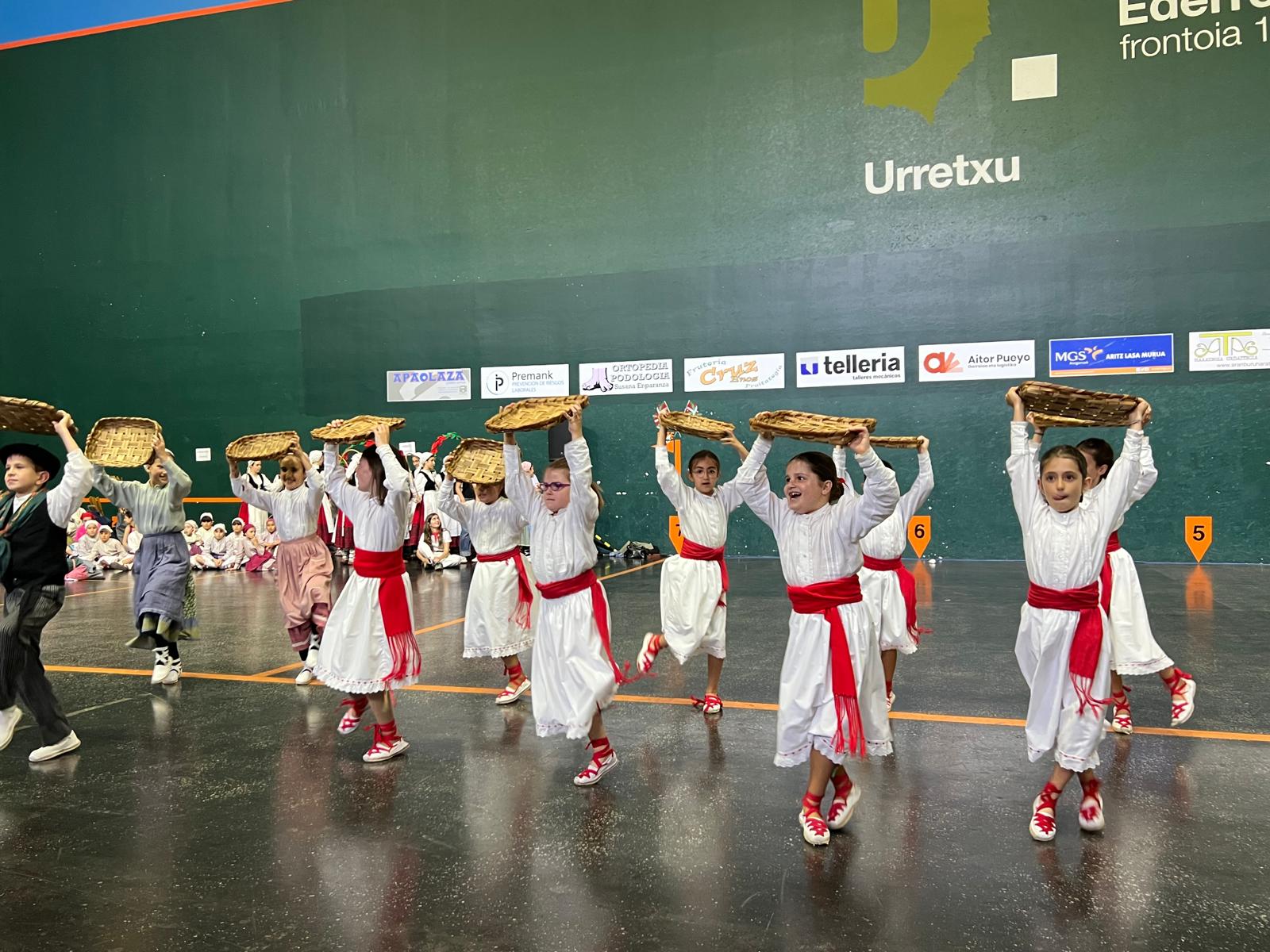 Dantzari txikien ikuskizun ederra