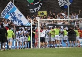 Los jugadores del Sanse celebran con Bultzada el pase a la final del playoff de ascenso
