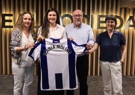 María Molina, con su nueva camiseta junto a la la responsable de fútbol femenino élite Maider Castillo, el consejero Álex Uranga y la responsable de fútbol femenino, Garbiñe Etxeberria