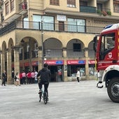 Trabajadores esperan fuera del Eroski.