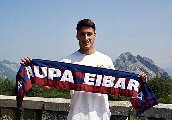 Lander Olaetxea ya luce la bufanda del Eibar.