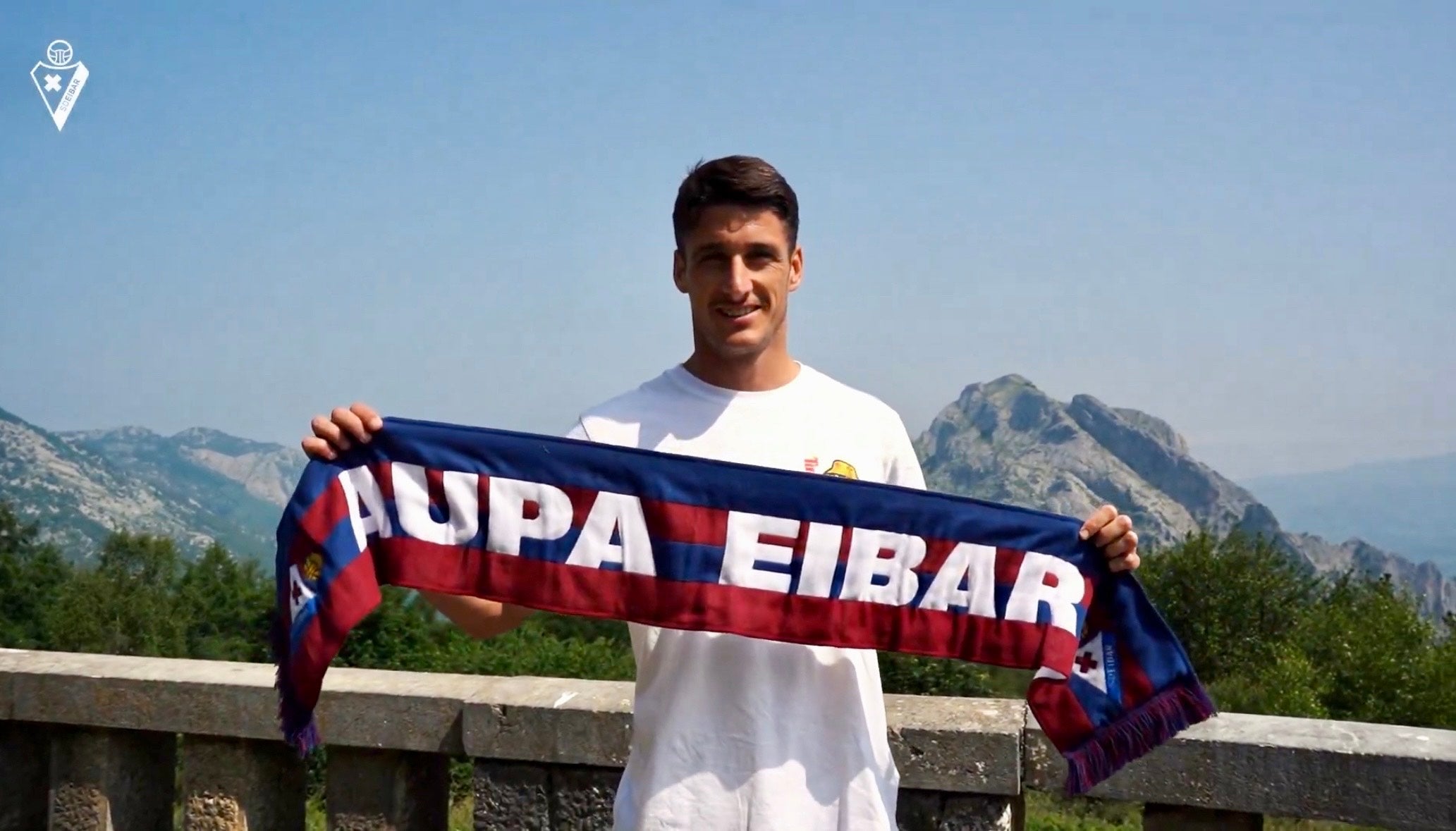 Lander Olaetxea ya luce la bufanda del Eibar.