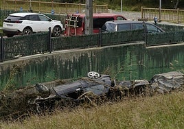 Coches arrastrados por las riadas en una cuneta de Amezketa.