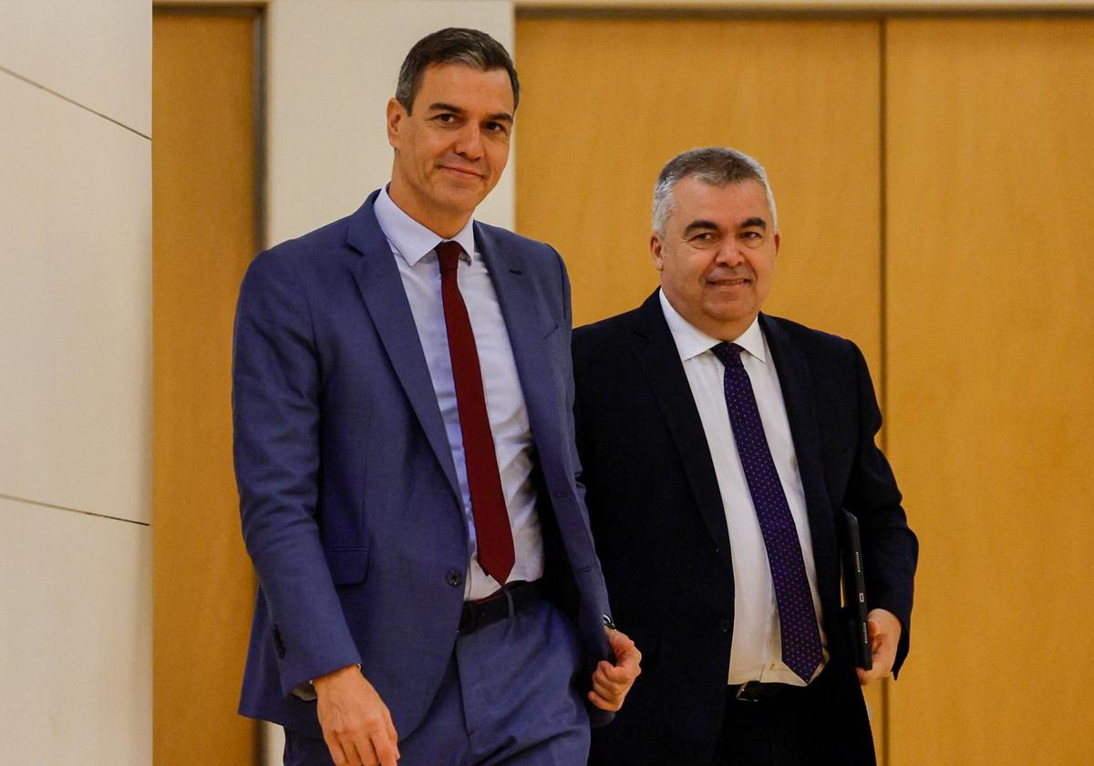 Pedro Sánchez, junto a Sántos Cerdán en una imagen de 2023.