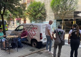 Varios clientes observan la barra metálica caída sobre la acera en la calle Matia de Donostia y que ha golpeado a un hombre.