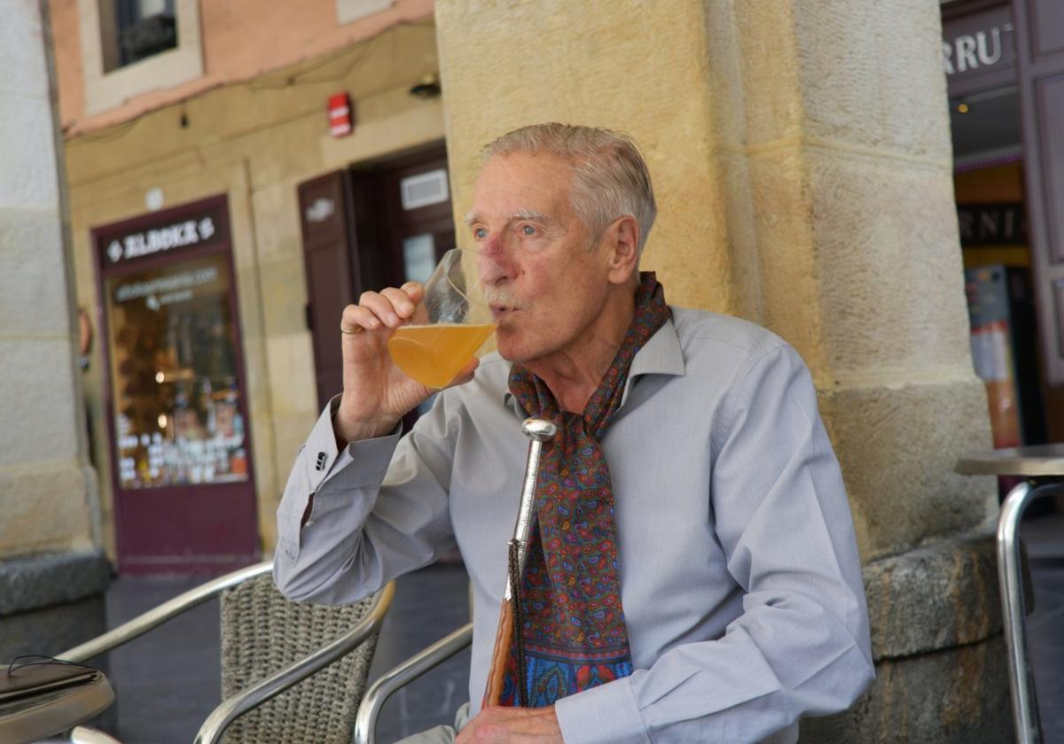 Ostiralero, eguerdiko 12.30etan hartzen du sagardo baso bat Txurrut tabernan Urbeltzek.