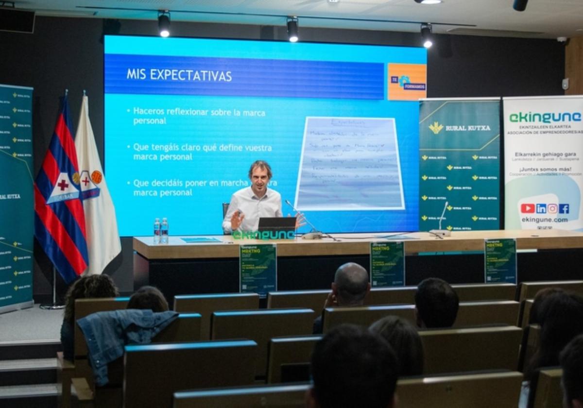 Iker Vélez de Mendizábal, experto en comunicación.