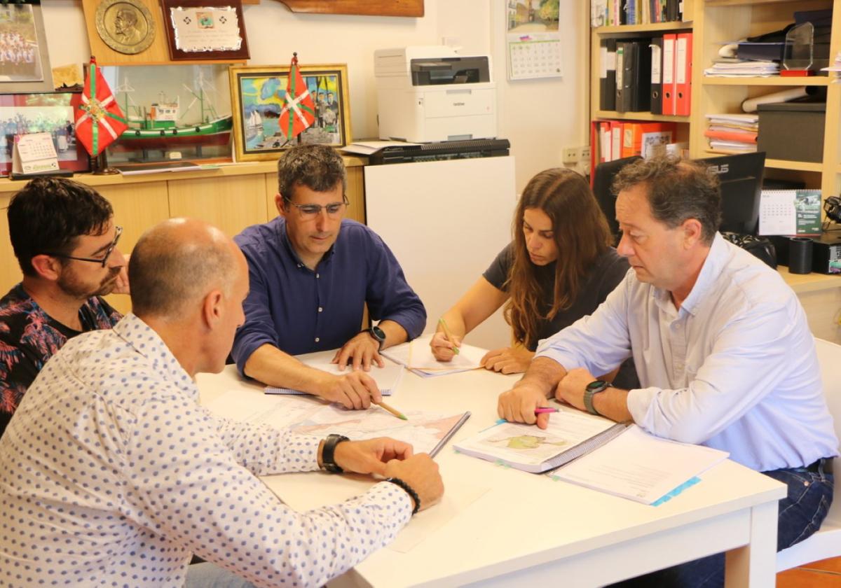 Los concejales Silanes, Ribes, Carrión y Serrano, junto con Zabala, presidente del PNV local.
