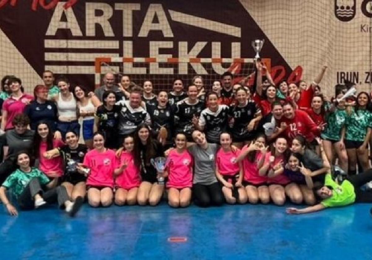 Participantes en la cuarta edición del torneo femenino de balonmano que organiza Txingudi Eskubaloia y en el que se impuso el equipo anfitrión.