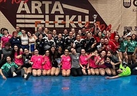 Participantes en la cuarta edición del torneo femenino de balonmano que organiza Txingudi Eskubaloia y en el que se impuso el equipo anfitrión.