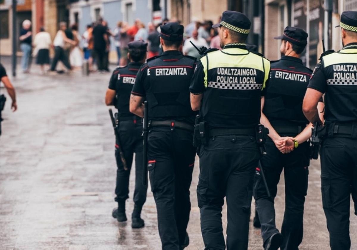 Ertzaintza y Policía Local en el entorno peatonal de San Juan.