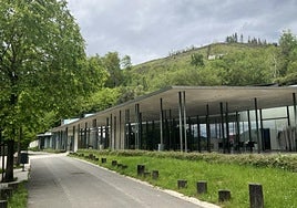 Para comer en el restaurante ese día se debe reservar por teléfono.