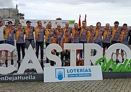 Orioko gizonezkoen traineruak Espainiako txapelketa lortu zuen Castro Urdiales-en eta Badok 13 Orio bigarren sailkatu zen. Argazkietan, bi untzietako arraunlariak dominak jaso ondoren.