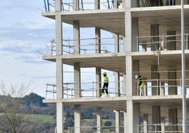 Trabajadores de la construcción, en un edificio de viviendas en obra de Zarautz.