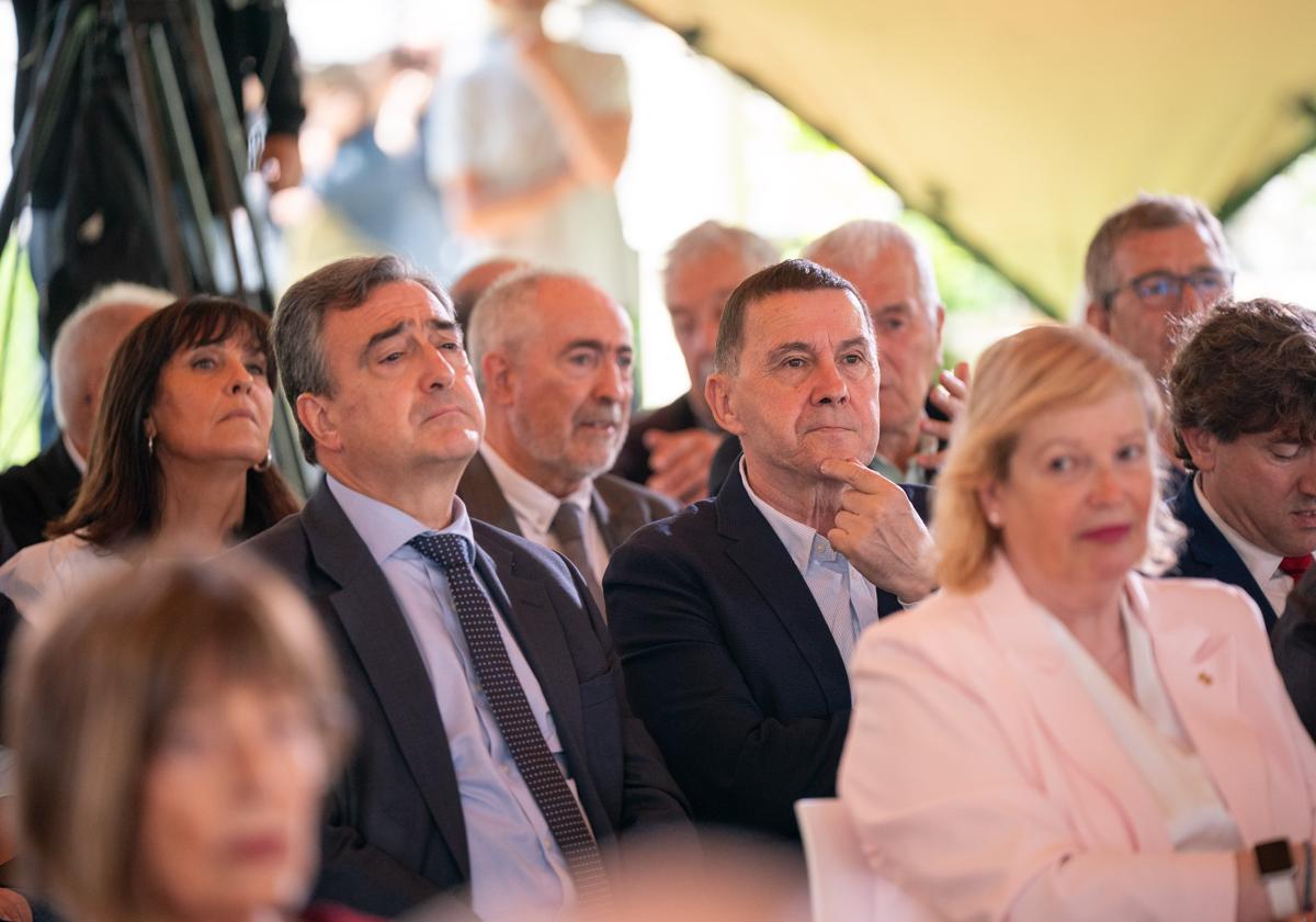 Aitor Esteban, Arnaldo Otegi y Eneko Andueza, en el homenaje a Carlos Garaikoetxea el pasado miércoles.
