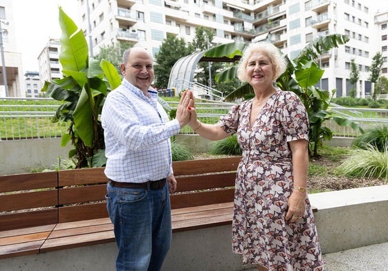 En los jardines del hotel Social Hub de Riberas, José Luis y Miren empiezan a vivir su nueva vida.