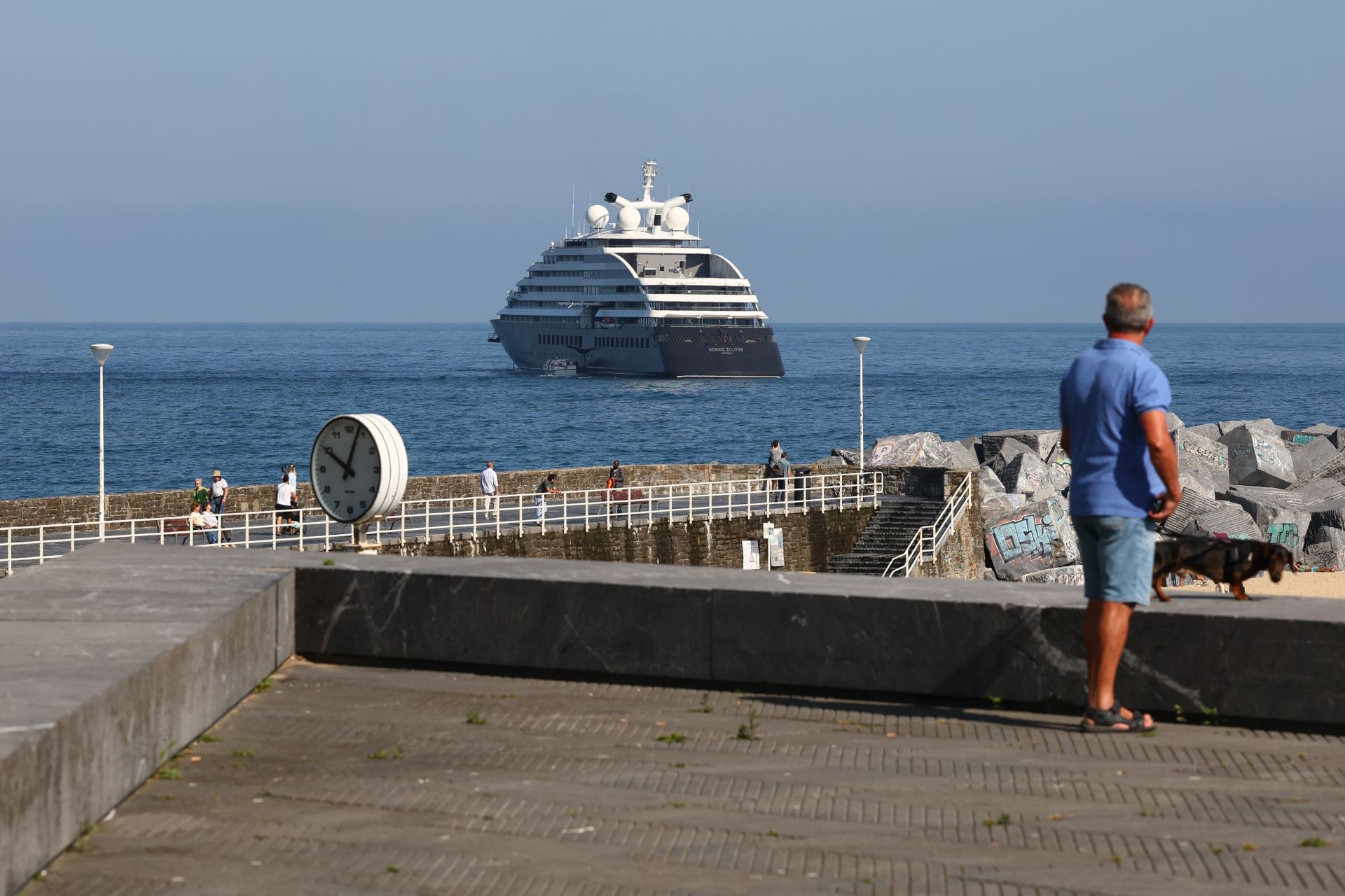 Un crucero de lujo fondeado en Donostia