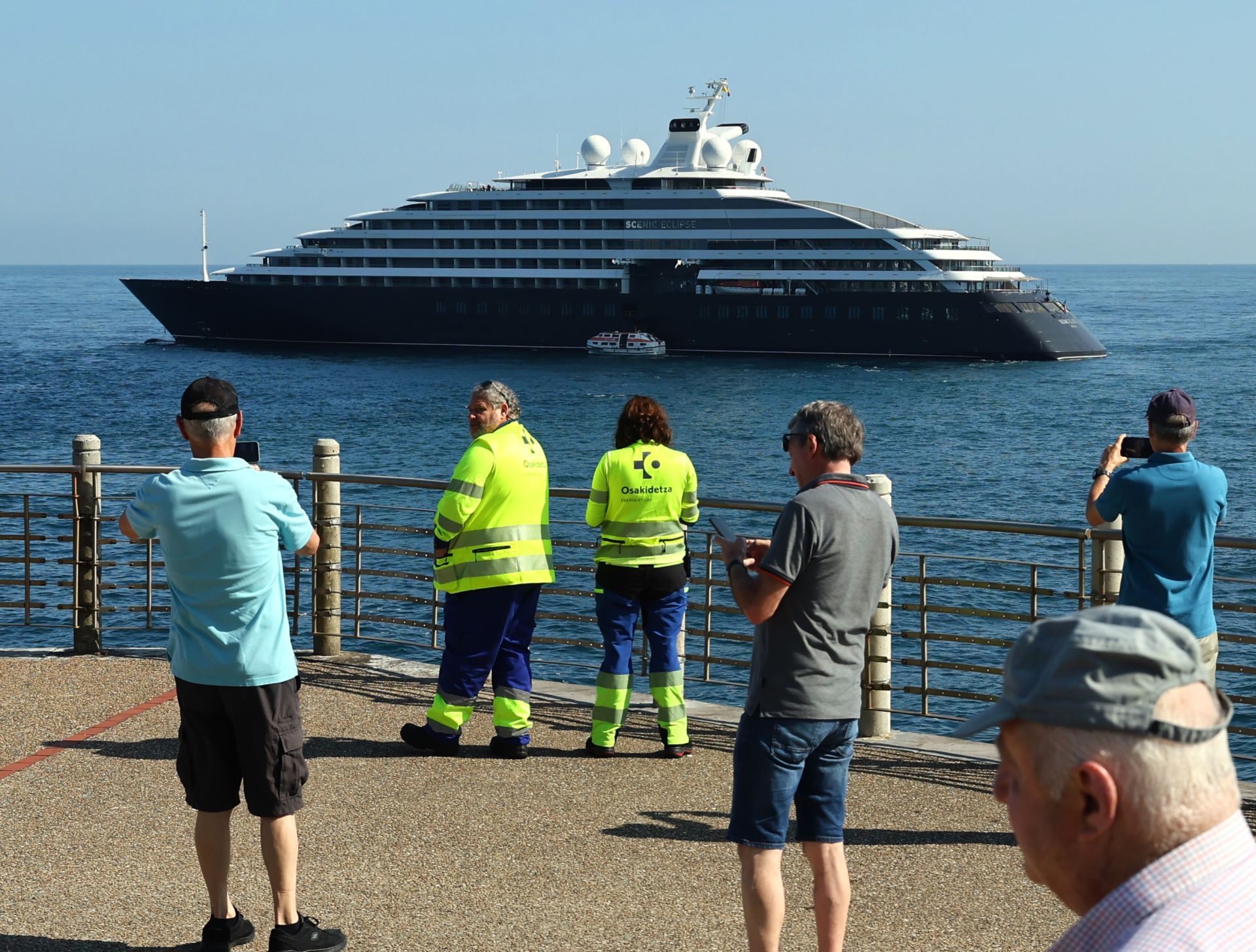 Un crucero de lujo fondeado en Donostia