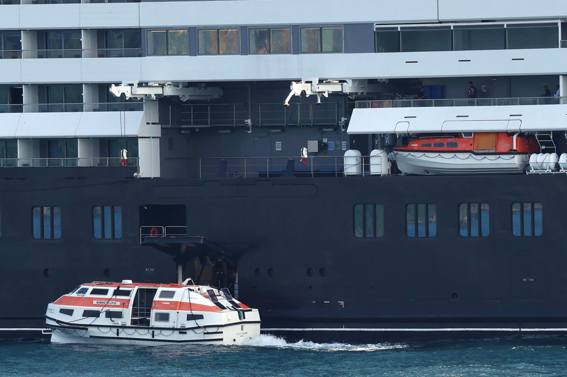 Un crucero de lujo fondeado en Donostia