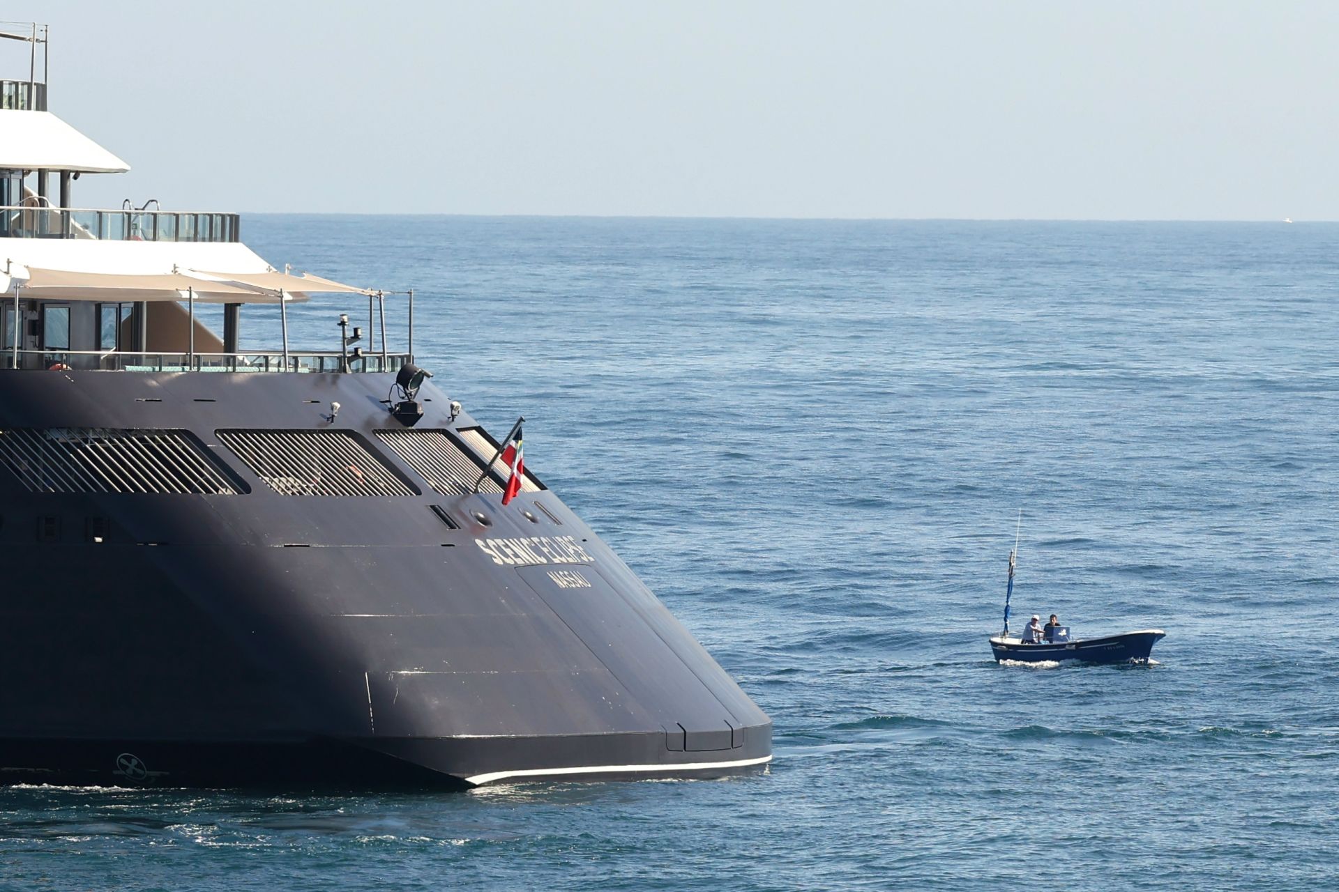Un crucero de lujo fondeado en Donostia