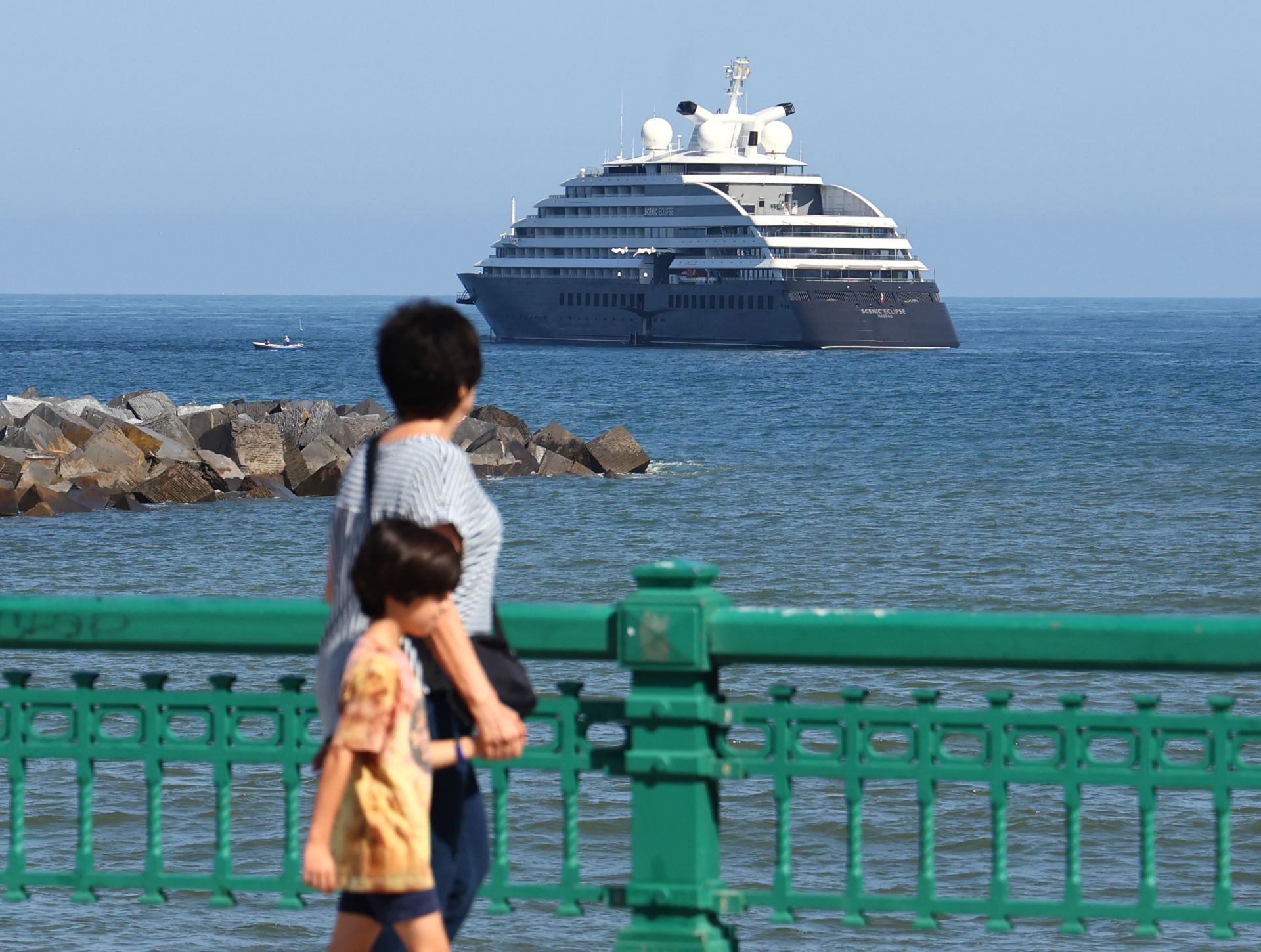 Un crucero de lujo fondeado en Donostia