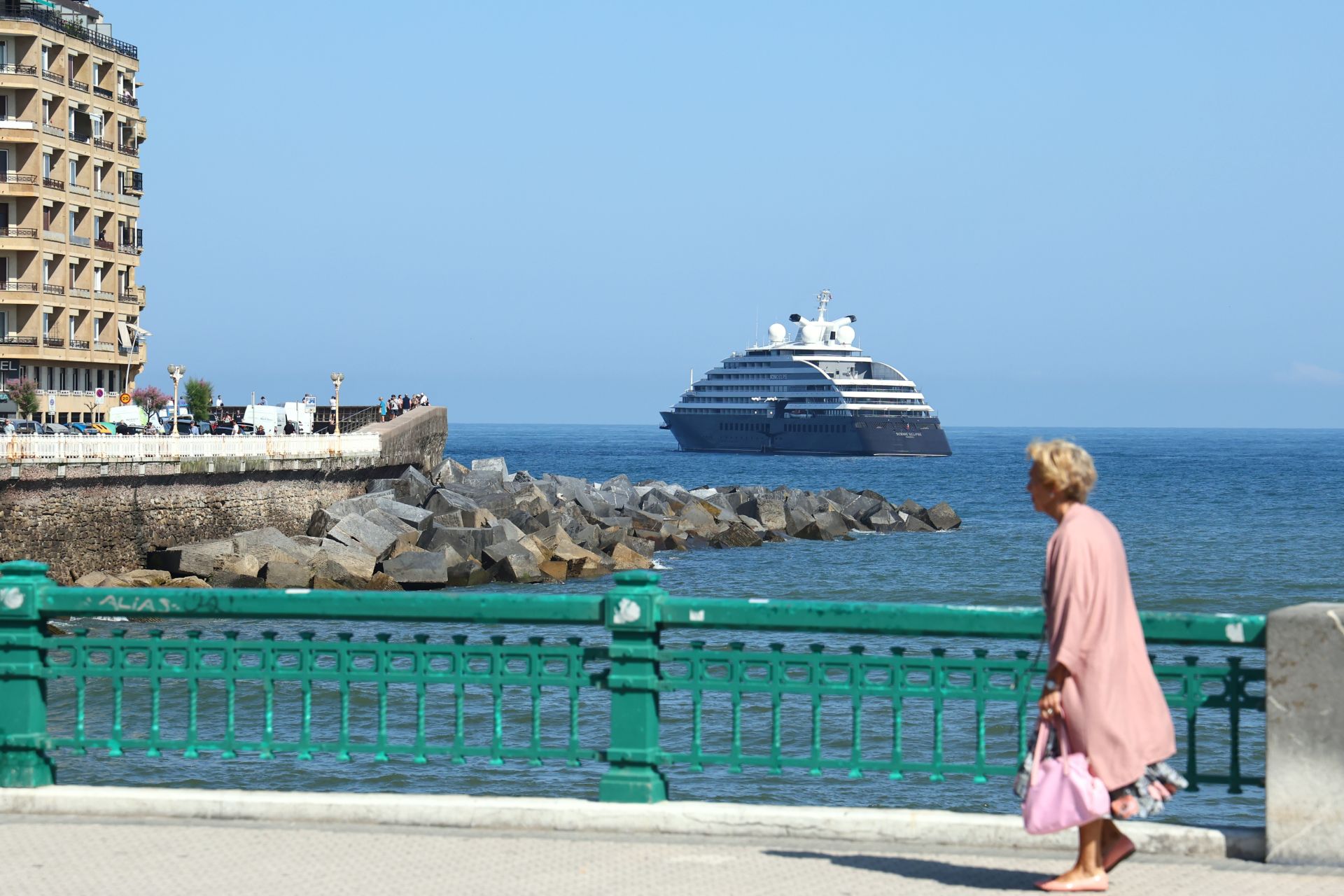 Un crucero de lujo fondeado en Donostia