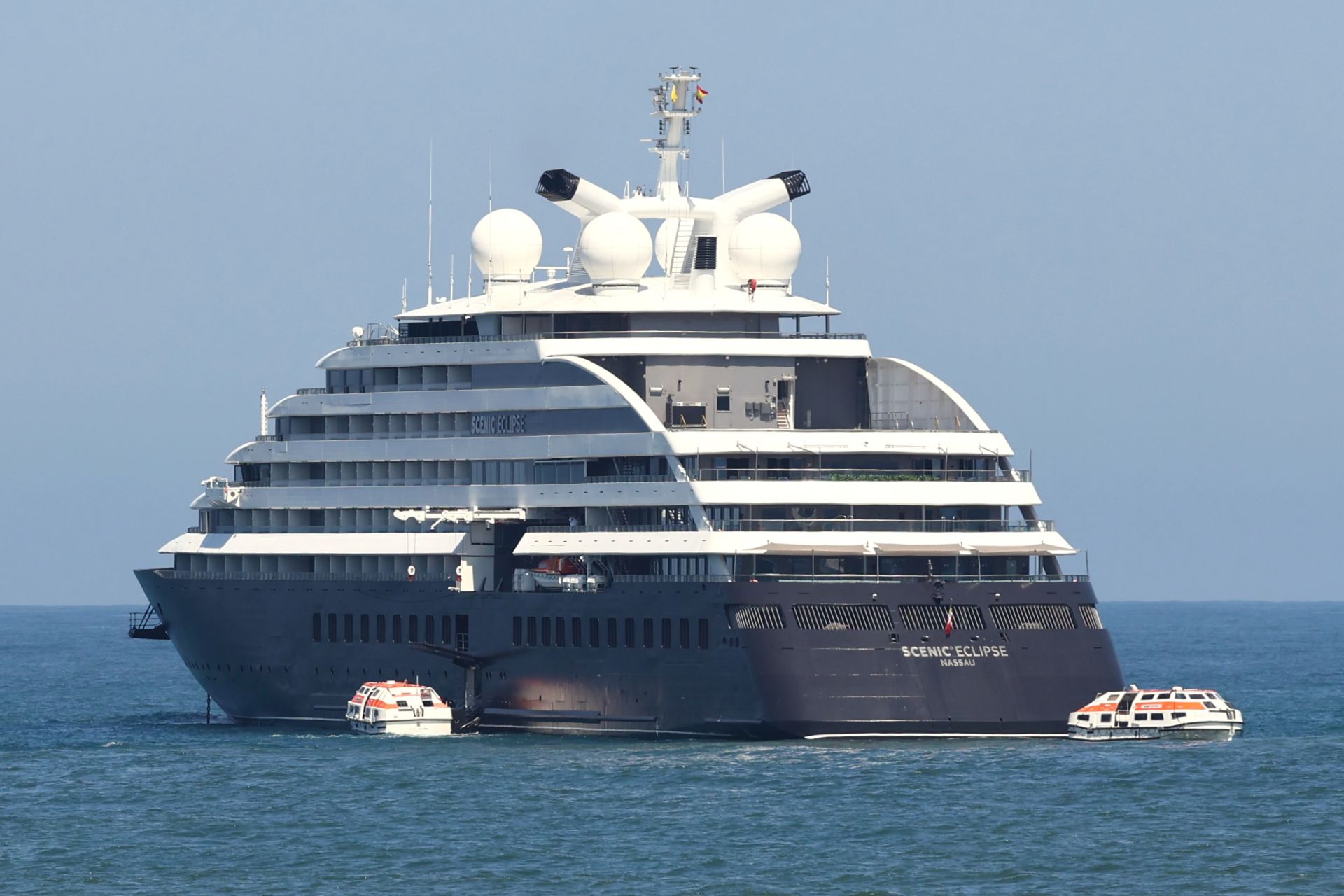 Un crucero de lujo fondeado en Donostia