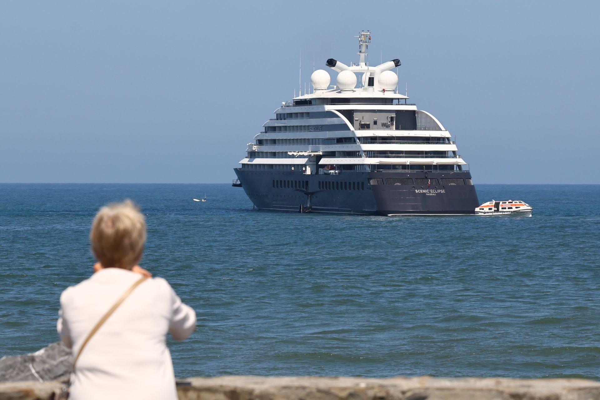 Un crucero de lujo fondeado en Donostia