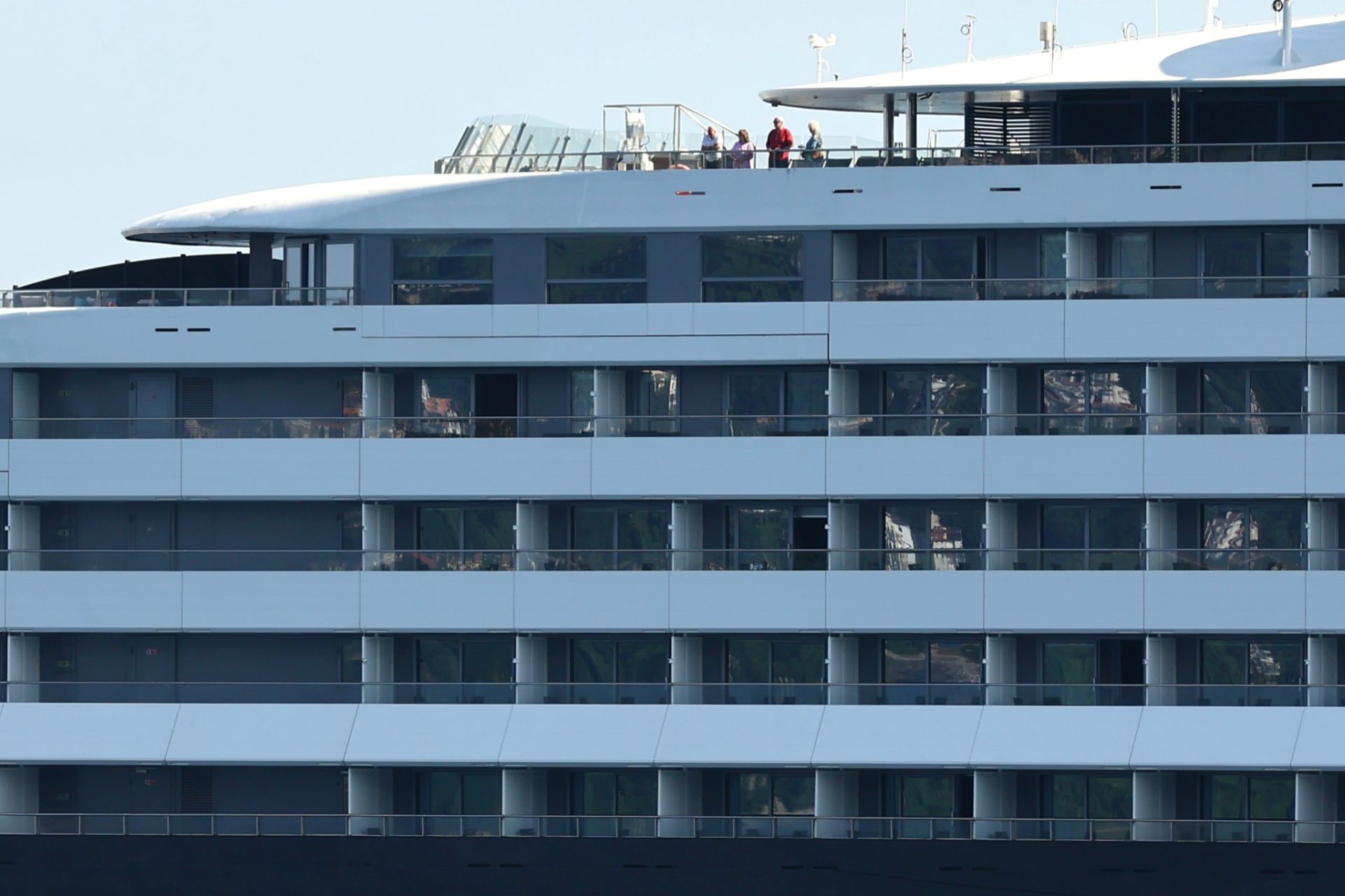 Un crucero de lujo fondeado en Donostia