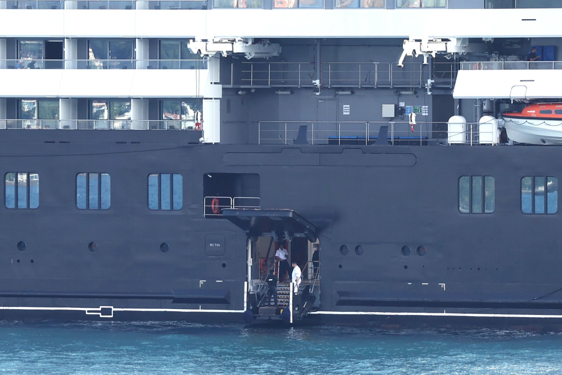 Un crucero de lujo fondeado en Donostia