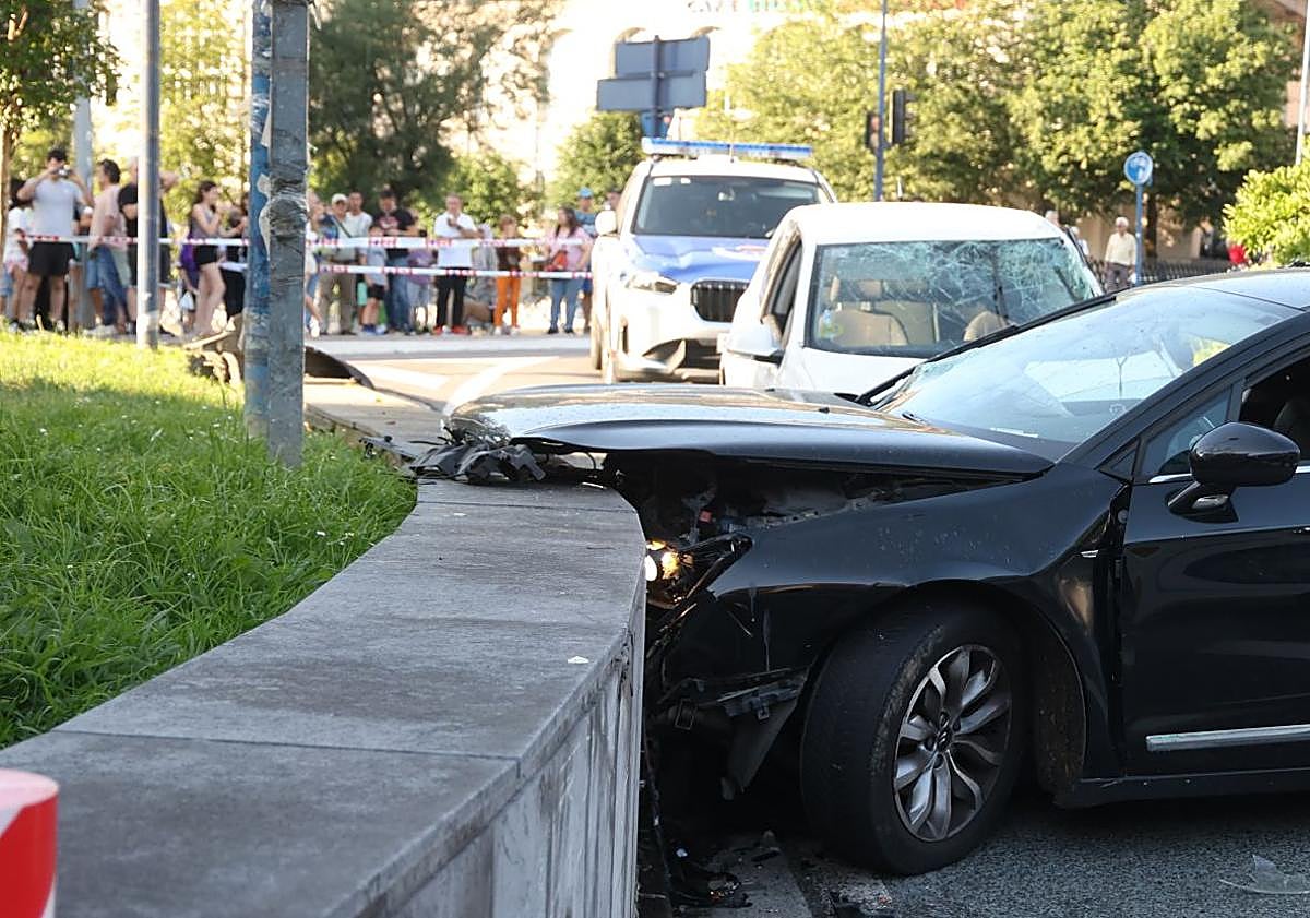 Imagen principal - Se da a la fuga tras un accidente en Oiartzun y su persecución provoca tres heridos en Errenteria