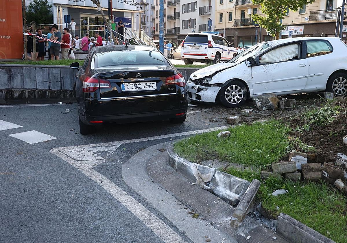 Los dos vehículos implicados, en el lugar del accidente.