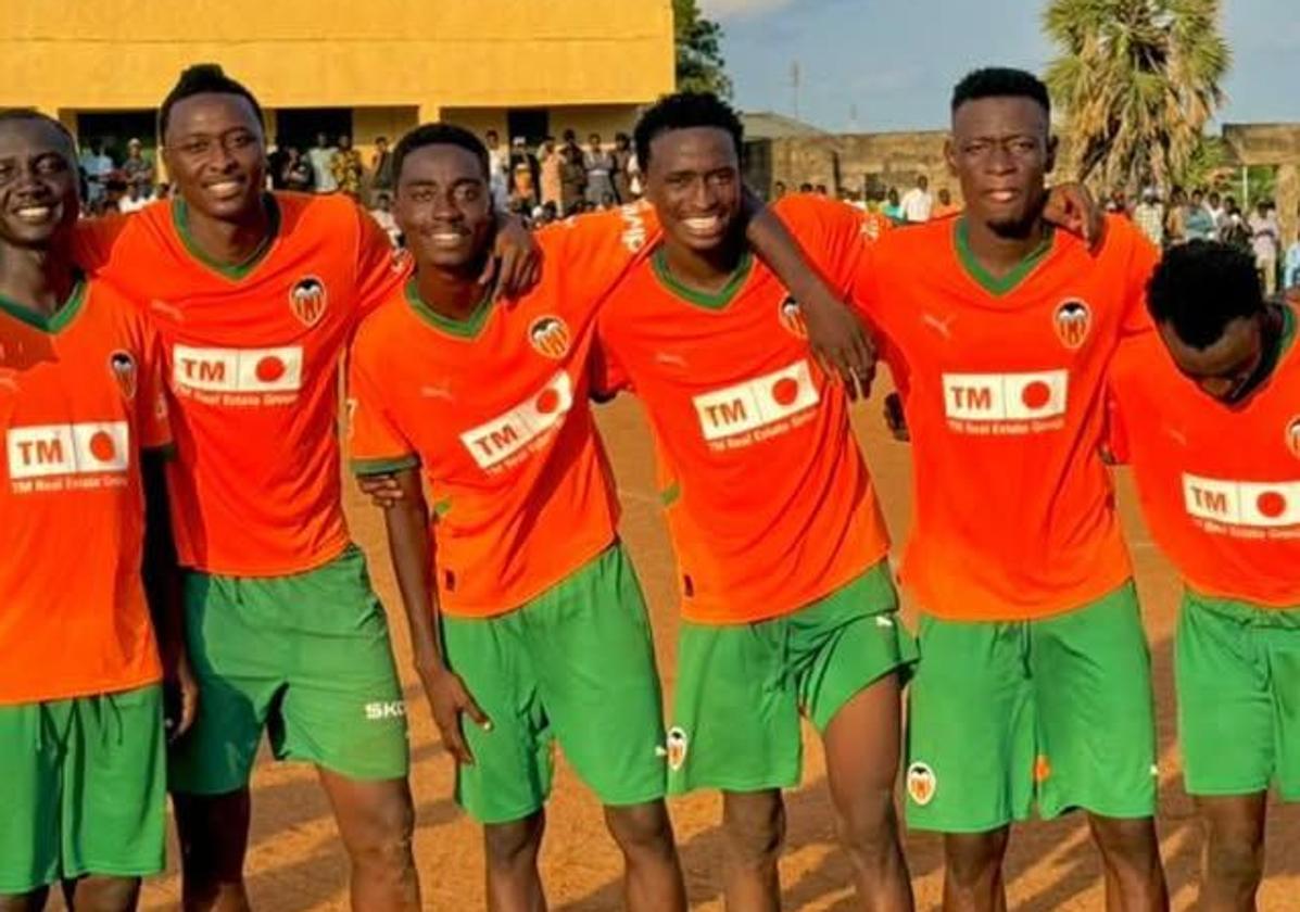 Sadiq Umar, el segundo por la izquierda, en el grupo de seis futbolistas avataviados con la camiseta del Valencia en Nigeria