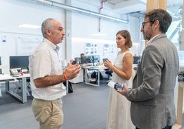 Pablo Amunarriz, CEO de Orloga SA, junto a la edil Ane Oyarbide e Iñigo Olaizola de la Sociedad de Fomento.